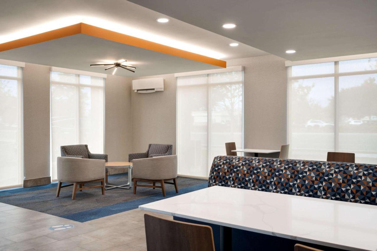La Quinta Inn & Suites By Wyndham Springfield Exterior foto